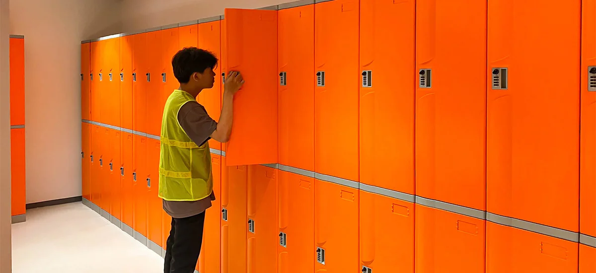 Nhân viên lỹ thuật của Nam Thủy Corp đang nghiệm thu việc lắp đặt tủ