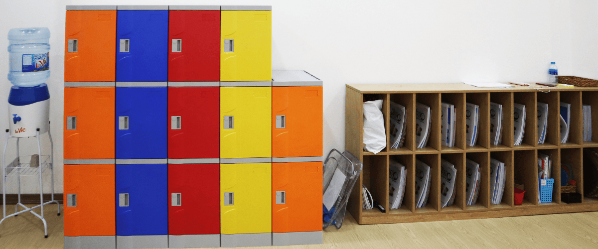 tủ nhựa abs trong trường học