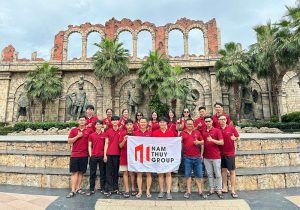 Check-in rực rỡ tại quảng trường La Mã – không gian mở đầu cho hành trình kết nối.