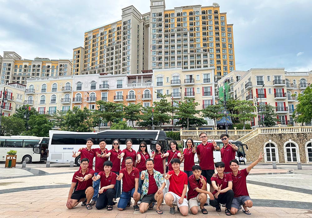 Sunset Town – nơi cả team cùng lưu lại khoảnh khắc bên khung cảnh Địa Trung Hải đầy cảm hứng.