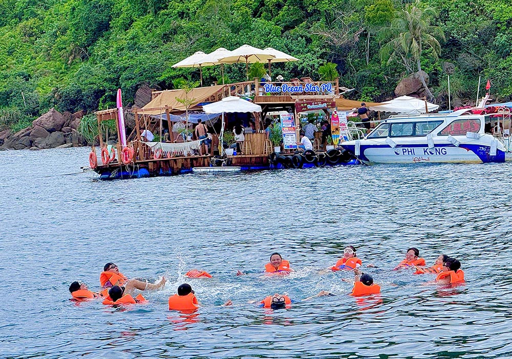 Lênh đênh giữa đại dương, team Nam Thủy tận hưởng trọn vẹn làn nước xanh ngắt và không khí trong lành.