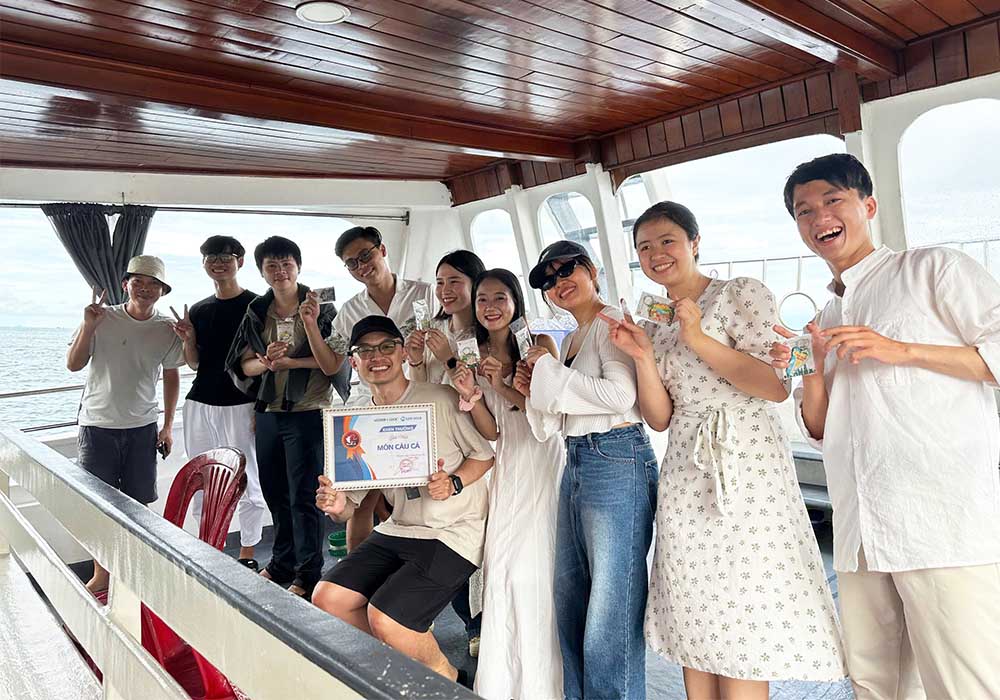 Một ngày trải nghiệm thật với hoạt động câu cá giữa biển – vừa thư giãn, vừa gắn kết tự nhiên.