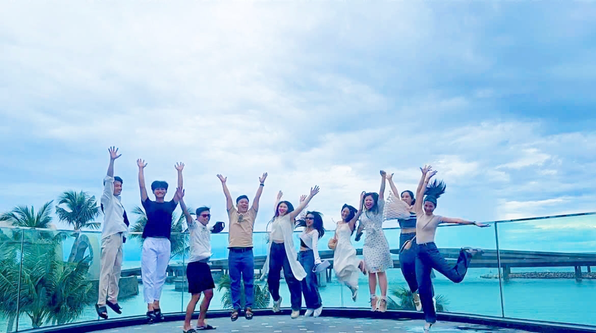 Một khoảnh khắc tại cầu Tình Yêu – nơi mọi người lưu lại những hình ảnh đẹp cùng nhau.