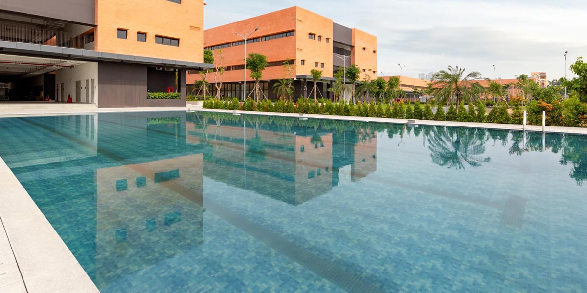 Hồ bơi trong khuôn viên trường – khu vực cần giải pháp lưu trữ phù hợp môi trường ẩm ướt.