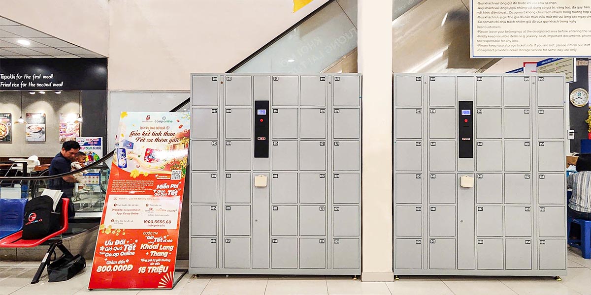 Dãy tủ eLocker Barcode với bố cục ngăn tủ rõ ràng, phù hợp với môi trường bán lẻ.