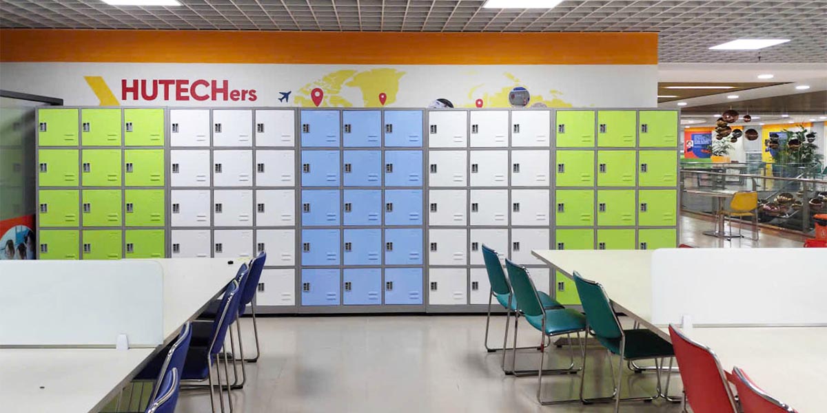 Dãy tủ locker sắt bố trí tại khu vực thư viện