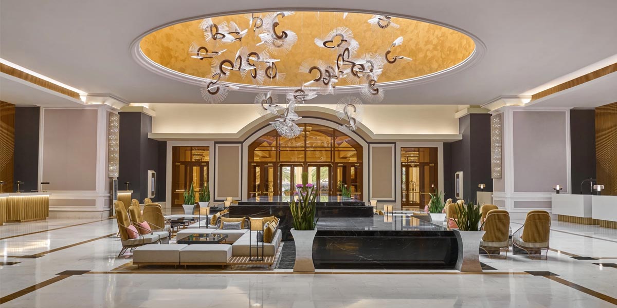 Sảnh khách sạn The Grand Hồ Tràm với thiết kế sang trọng, đậm dấu ấn nghỉ dưỡng cao cấp.