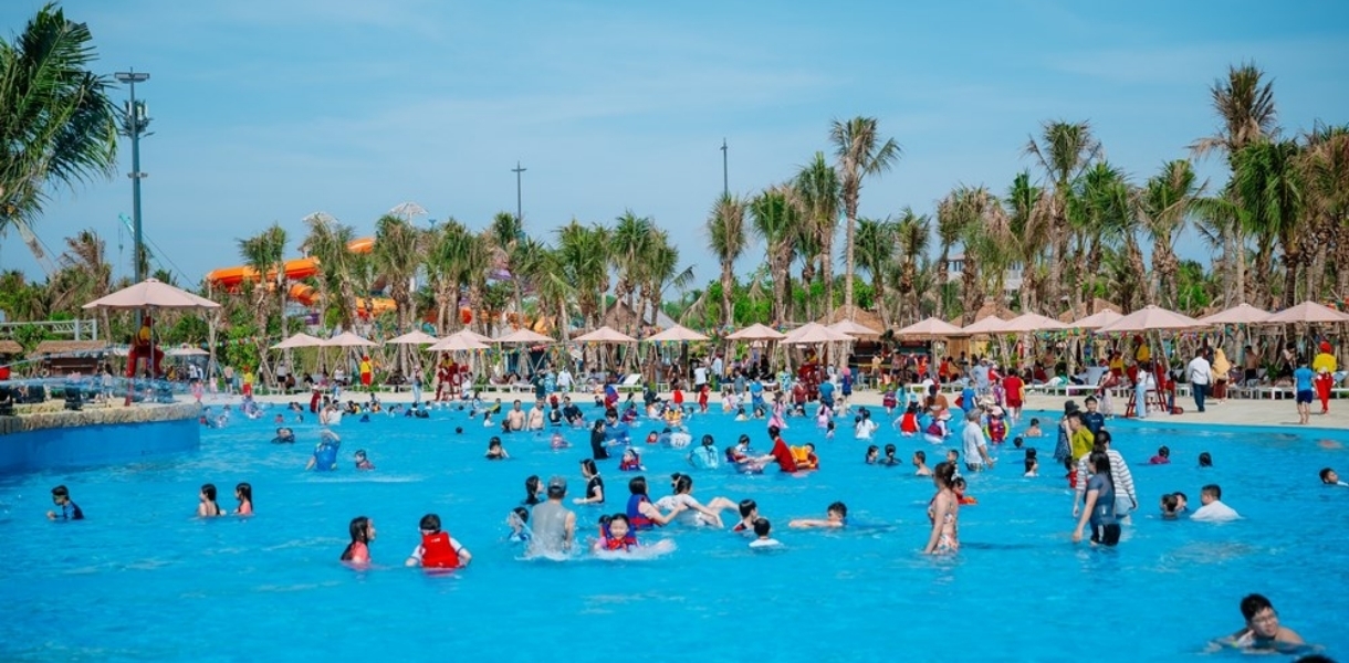 Lượng du khách đông đảo tại Aqua Adventure 