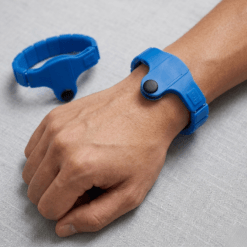 Nam đeo vòng tay chìa khóa