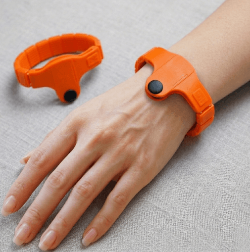 Nữ đeo vòng tay chìa khóa