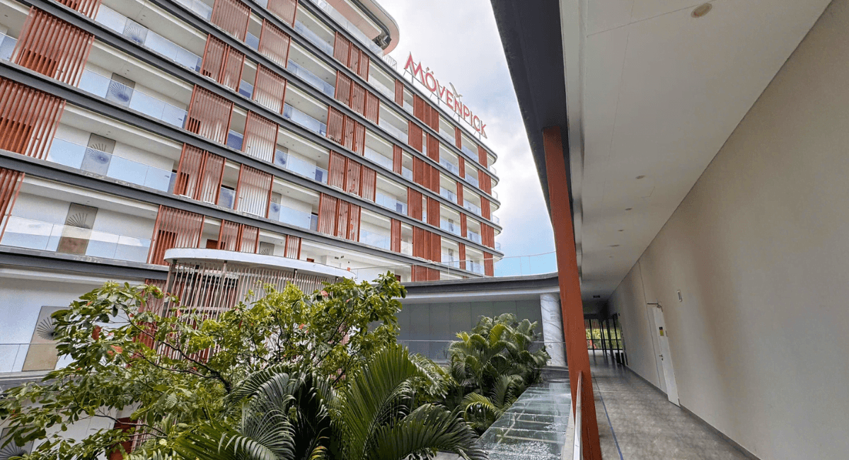 Kiến trúc hiện đại hòa cùng không gian thiên nhiên của Movenpick Resort.