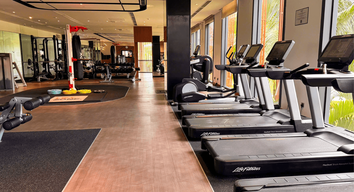 Không gian phòng gym hiện đại phục vụ nhu cầu luyện tập và chăm sóc sức khỏe của khách lưu trú.
