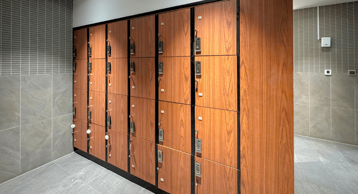 Khu vực locker phòng thay đồ nữ mang đến trải nghiệm lưu trữ tiện lợi và riêng tư cho khách lưu trú.