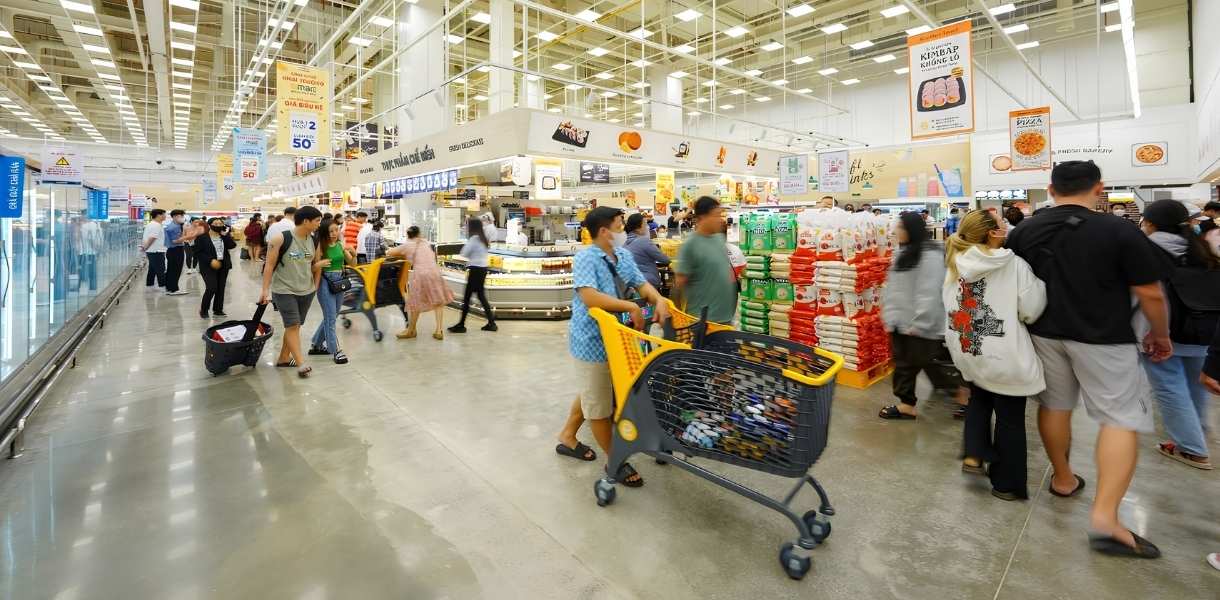 Lượng khách mua sắm đông đảo tại Emart. Nguồn ảnh: Internet.