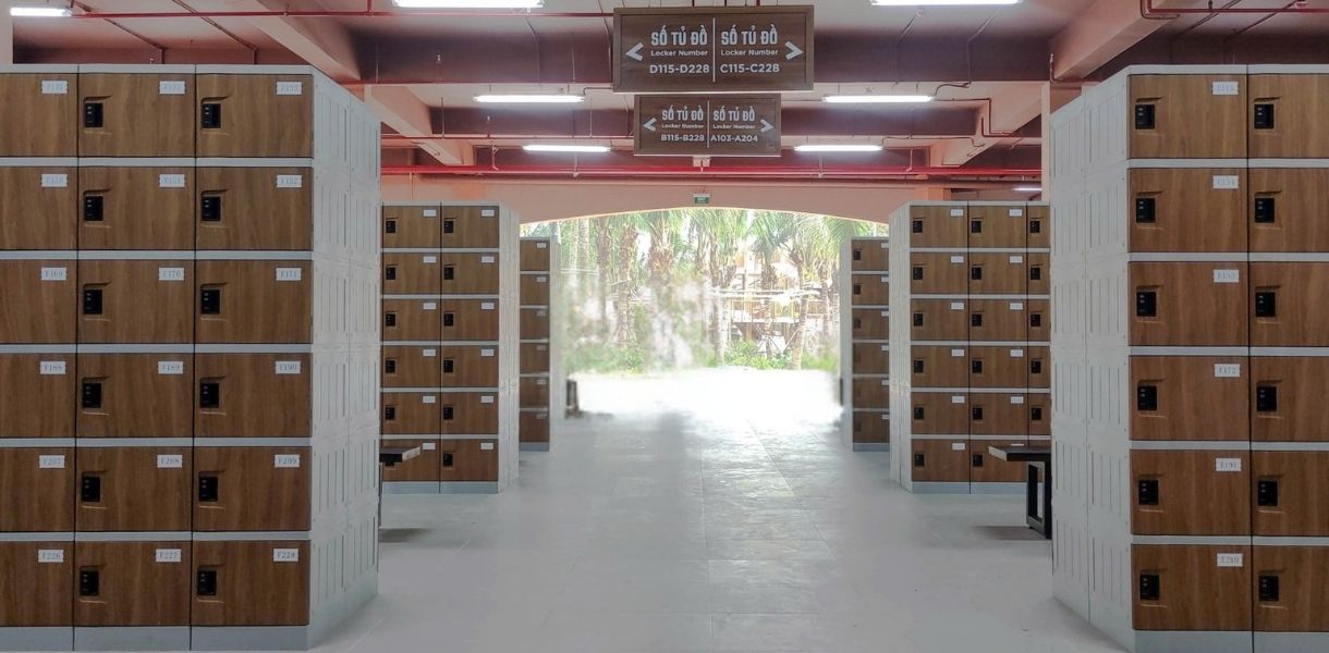 Dãy tủ locker ABS chống nước, chống ẩm phù hợp môi trường hồ bơi, công viên.